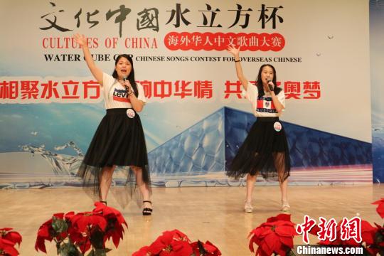 选手程梦露（左）、罗子菁（右）演唱《给我一个吻》。