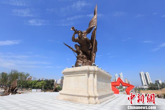 建军雕塑广场中心主雕塑“军旗升起”以三位起义军战士的形象，立体展现了南昌起义吹响革命集结号，高举红旗打响第一枪的场景。　记者