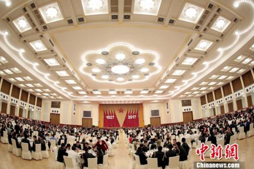 7月31日，中华人民共和国国防部在北京人民大会堂举行盛大招待会，热烈庆祝中国人民解放军建军90周年。中新社发