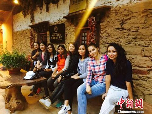 海外留学生们在藏寨中合影