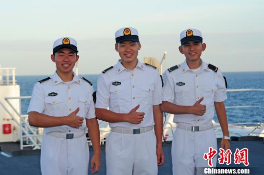 和平方舟医院船最年轻的水兵（左起：给养员郑啸威、主机兵徐涛、舱段兵宋凯乐）。　沈祥　摄