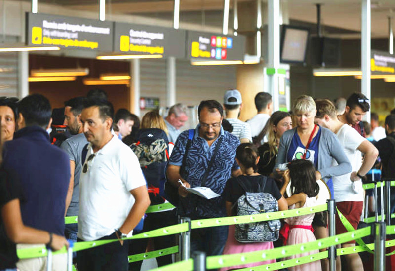瓦伦西亚manises机场等待安检的旅客