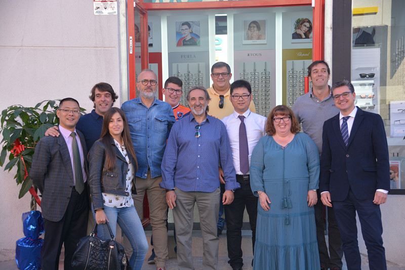 视察团和康明团队合影