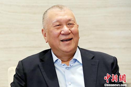 中共十九大召开前夕，全国政协副主席何厚铧在澳门接受了中新社记者的专访，细数5年来国家和澳门的发展变化。他表示，即将召开的会议不仅是中国共产党和国家的大事，以今日中国之大国地位，它更是世界瞩目的大事。