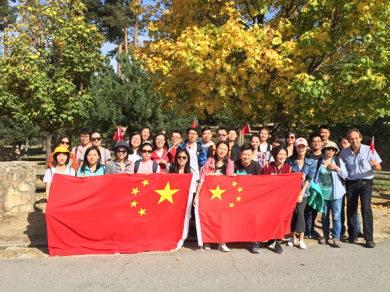 驻西教育组举办在西留学生秋游暨年中交流活动