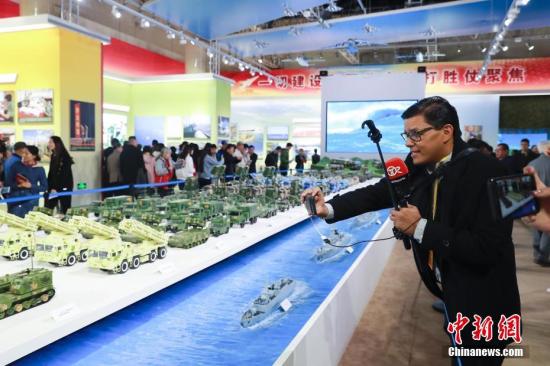 10月16日，来自拉美、海湾等地区的多个记者团在北京参观“砥砺奋进的五年”大型成就展。