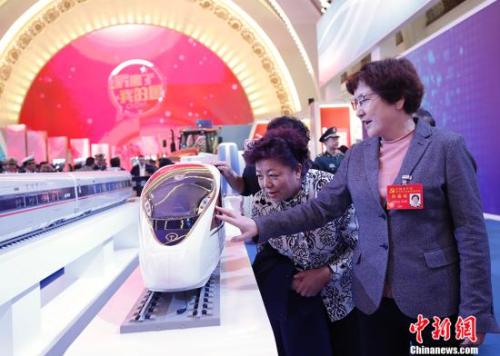 10月19日晚，参加中国共产党第十九次全国代表大会的代表在北京展览馆参观“砥砺奋进的五年”大型成就展。