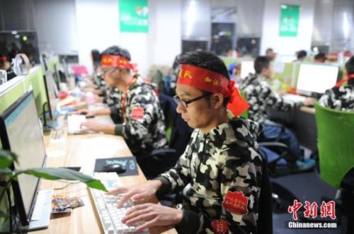 资料图：安徽芜湖某电商迎战双十一。中新社记者