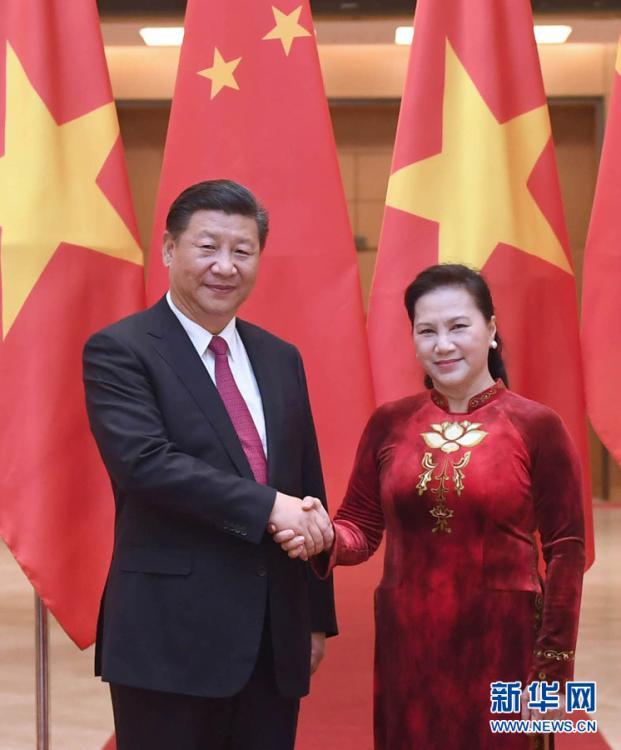 11月12日，中共中央总书记、国家主席习近平在河内会见越南国会主席阮氏金银。