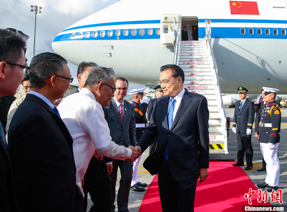 当地时间11月12日下午，应东盟轮值主席国菲律宾总统杜特尔特邀请，中国国务院总理李克强乘专机抵达马尼拉，出席12日至14日在这里举行的第20次中国－东盟（10+1）领导人会议、第20次东盟与中日韩（10+3）领导人会议和第12届东亚峰会，并在与会后对菲律宾进行正式访问。中新社记者