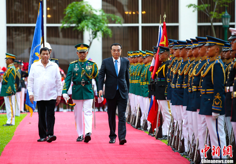 中国国务院总理李克强在出席东亚合作领导人系列会议后，于当地时间11月15日起开始对菲律宾进行正式访问。菲律宾总统杜特尔特在总统府广场为李克强举行隆重欢迎仪式。中新社记者