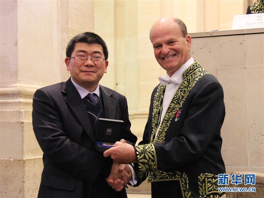 11月21日，在法国巴黎，中国科学家麻小南(左)获颁“索菲·热尔曼奖”。新华社记者