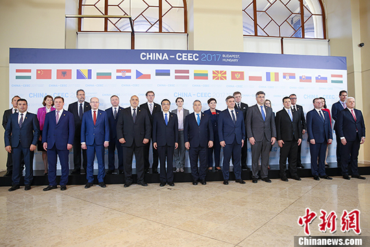 当地时间11月27日上午，中国国务院总理李克强在布达佩斯出席第六次中国—中东欧国家领导人会晤。中东欧16国领导人参加。