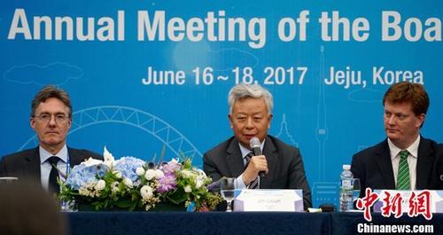 2017年6月17日下午，亚投行方面在韩国济州举行新闻发布会。亚投行行长金立群(图中)介绍亚投行第二届理事会年会主要成果并回答记者提问。