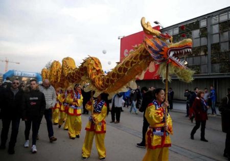 巴塞罗那华星艺术团受邀参加西班牙人队观球
