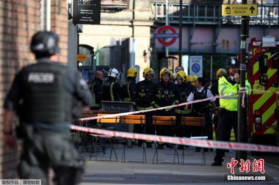 资料图：当地时间2017年9月15日，英国伦敦地铁西伦敦区发生一起爆炸事件，部分乘客在踩踏事故中受伤，也有人面部被烧伤。图为警方封锁周边区域。