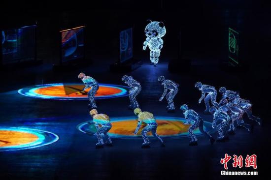 2月25日，2018平昌冬奥会闭幕式举行。图为闭幕式上的“北京八分钟”表演环节。