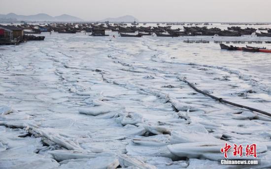 资料图：受持续低温天气影响，黄渤海进入了本年度严重冰期，给渔业生产带来不利影响。