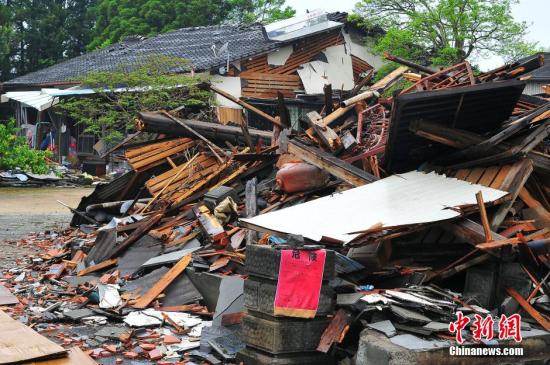 资料图：2016年4月24日，日本熊本地震震中灾区益城町一带建筑损毁严重。