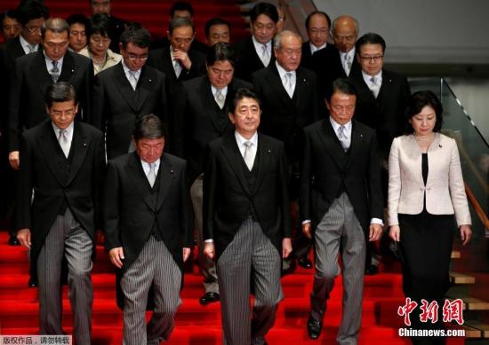 资料图：在日本东京首相官邸，日本首相安倍晋三(前排中)带领阁僚合影。
