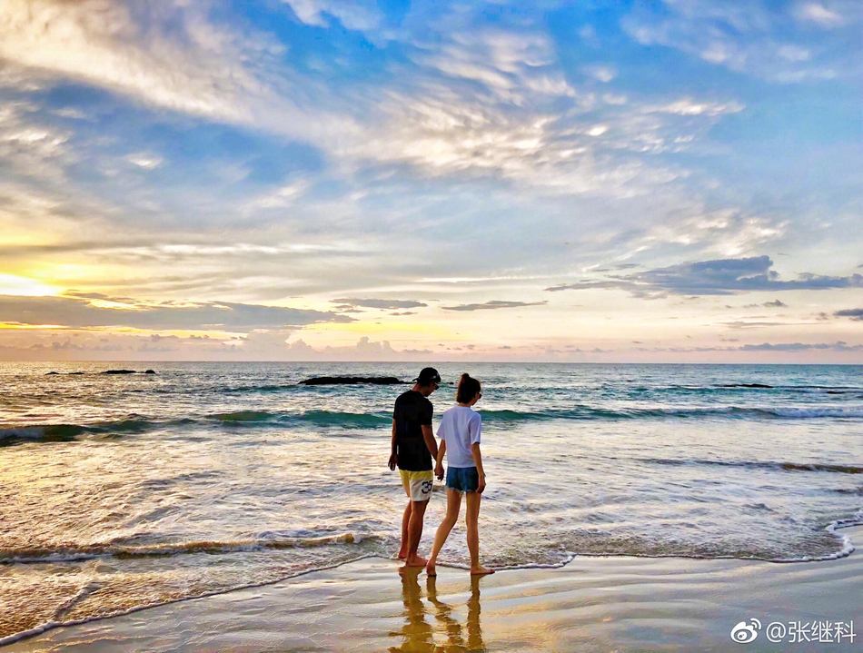 北京时间3月28日，张继科在个人社交平台公布与景甜的恋情，而据发布的图片来看，景甜曾在2017年发过一组海边的图片这与张继科海边牵手景甜照是一个地点，显然二人已于2017年就在一起了。