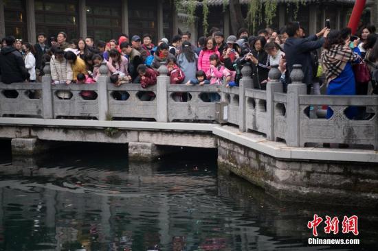4月5日，山东省济南市，大批游客涌进趵突泉公园观光游览。当日是清明小长假的第一天，中国多地旅游景点开启“人海模式”。