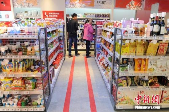 资料图：顾客在无人超市内选购商品。刘栋