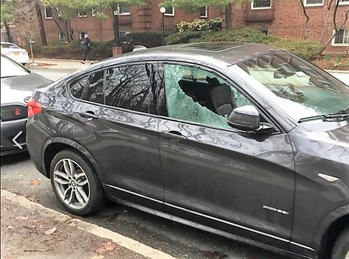 秋园的一辆汽车车窗被打碎。(美国《世界日报》/读者提供)