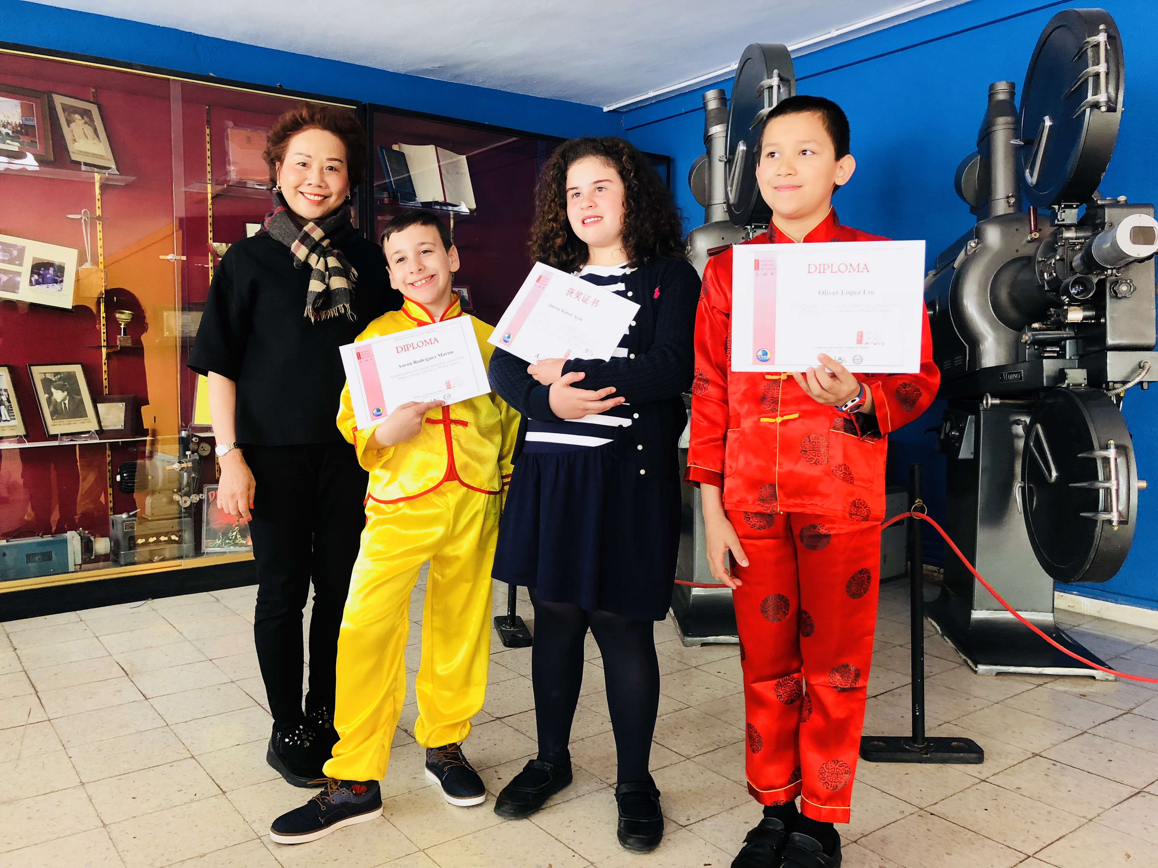 右起：黄小捷校长和选手Aaron