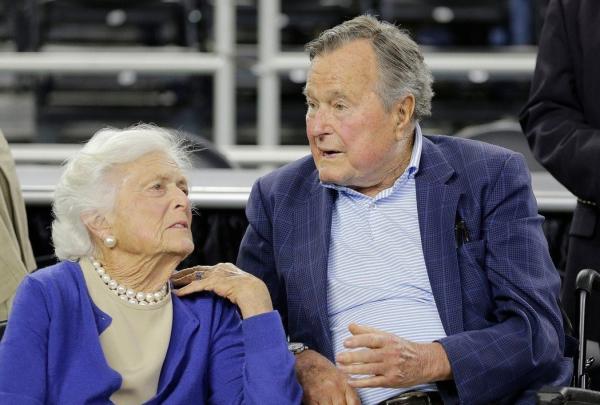 资料图：美国前总统乔治·HW·布什与夫人芭芭拉·布什。