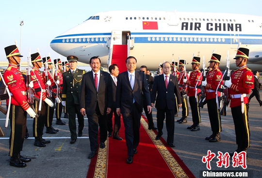 当地时间5月6日下午，应印度尼西亚总统佐科·维多多邀请，中国国务院总理李克强乘专机抵达雅加达苏加诺一哈达国际机场，开始对印度尼西亚进行正式访问。中新社记者