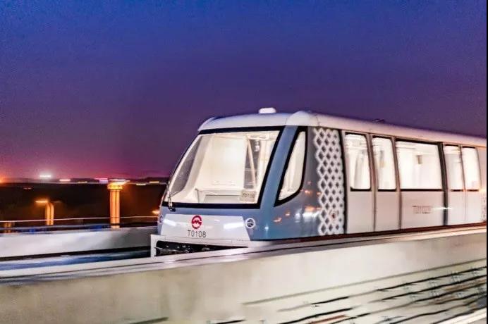 上海首条无人驾驶APM(乘客自动运输系统)浦江线通车试运营。