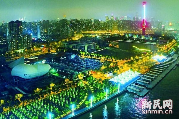 图说:浦西滨江,一个巨型温度计矗立在黄浦江畔,格外引人注目。刘歆/摄