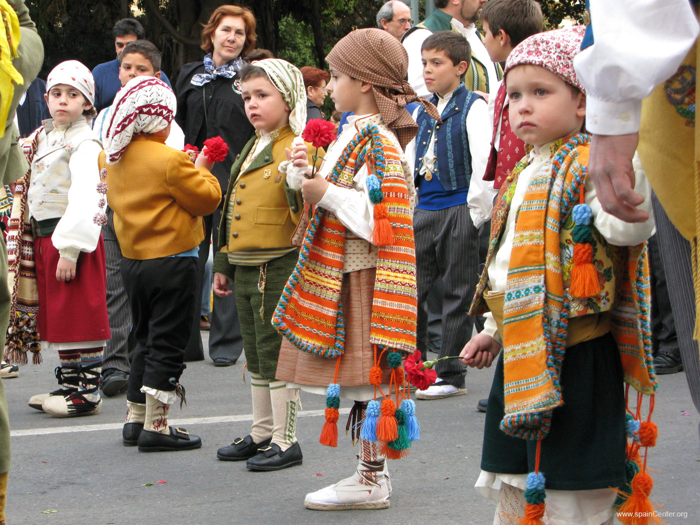 法雅节里盛装游行的小孩子