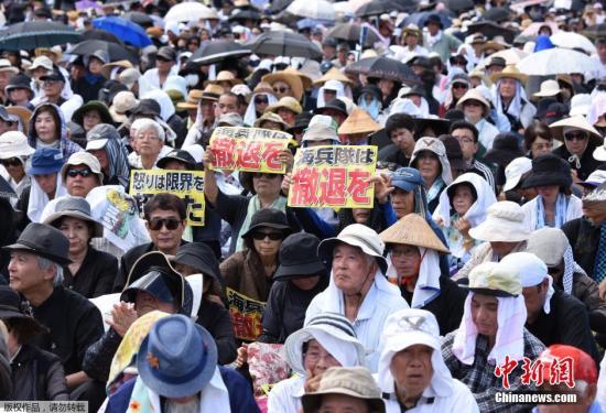 资料图片：日本民众要求日本和美国政府彻底关闭美军普天间基地而不是在冲绳异地重建。