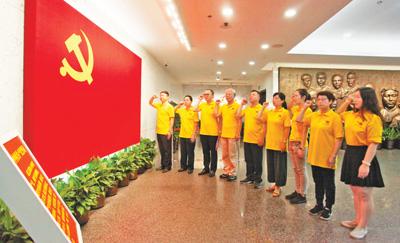 7月1日，基层党员在上海中共一大会址重温入党誓词。本报记者