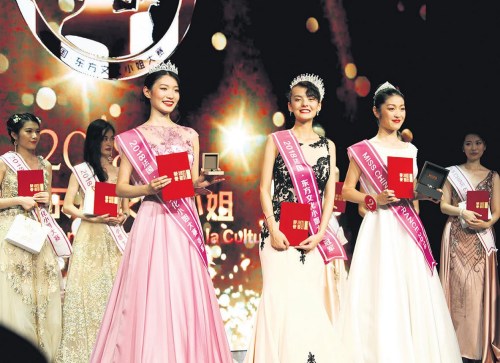 利缇雅·维奥(中)、张小艺(左)、王美琦获得冠、亚、季军。(图片来源：《欧洲时报》记者