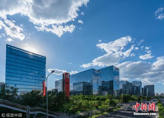 资料图：北京的蓝天白云景色迷人。
