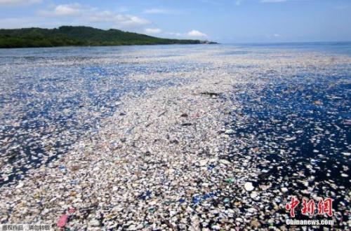 资料图：“塑料垃圾海”。