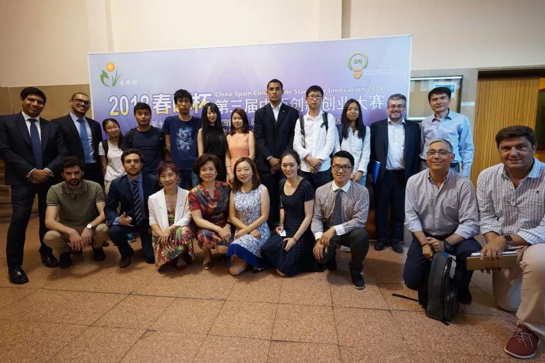 选手与评委合影