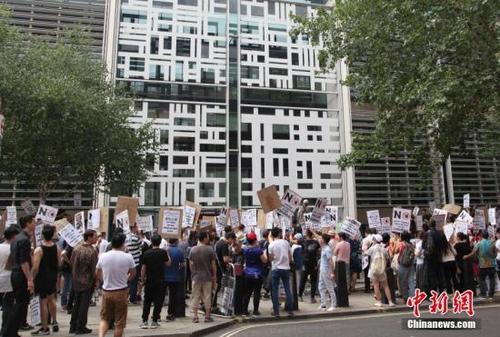 7月24日，伦敦市中心著名的唐人街中餐馆、超市、商铺等170多个华人商家集体罢市，上千华人沿街游行，抗议英国移民局粗暴执法。这是伦敦华人社会历史上最大规模的罢市游行。中新社记者