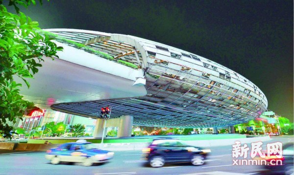 这是位于上海东北角的一个环岛，五条笔直、宽阔的马路通向四面八方。种楠