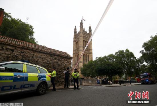 当地时间8月14日，英国苏格兰场称，一名男子驾驶一辆汽车冲撞议会大厦外的安全护栏，之后被捕。