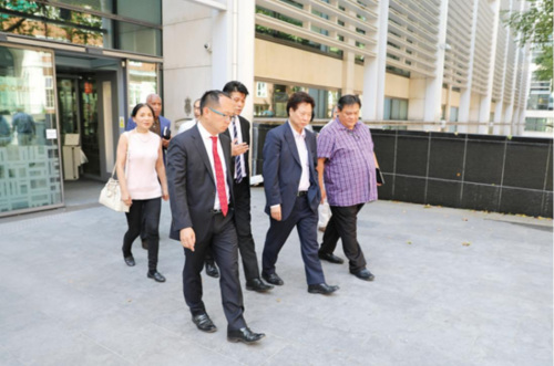 8月7日，华社代表在结束与移民局官员对话后步出内政部大楼。(《欧洲时报》/陈述
