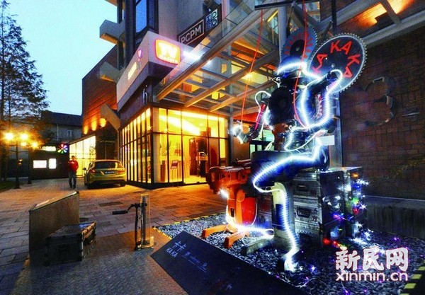 图说：八号桥创意园的各种创意衍生产品琳琅满目。新民晚报记者杨建正