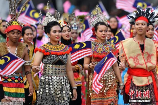 当地时间8月31日，马来西亚布城，马来西亚举行国庆阅兵，庆祝第61个独立日。马来西亚总理马哈蒂尔、最高元首穆罕默德五世出席等观看了阅兵。