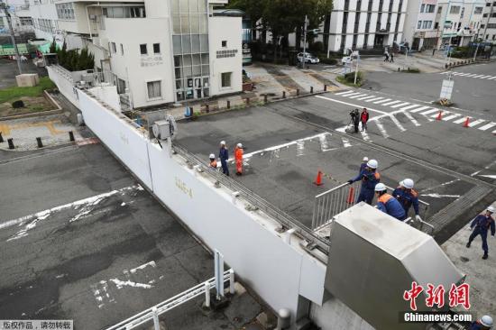 强台风“飞燕”于9月4日登陆日本。气象员预报，海浪将高达12米，因此请沿海居民不要靠近海岸线，渔民不要出海。图为日本名古屋港口附近的防波堤被关闭。