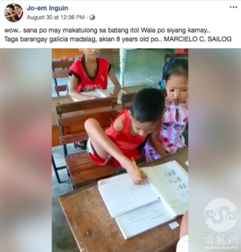 当地时间8月30日，社交网站上的一名网友发布了一则视频，视频中，一个没有手的男孩正在用脚写字。(图片来源：菲律宾菲龙网取自网友社交网站截图)