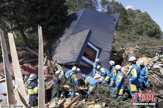 当地时间2018年9月6日，日本北海道地区发生强震，图为地震导致多处建筑倒塌。
