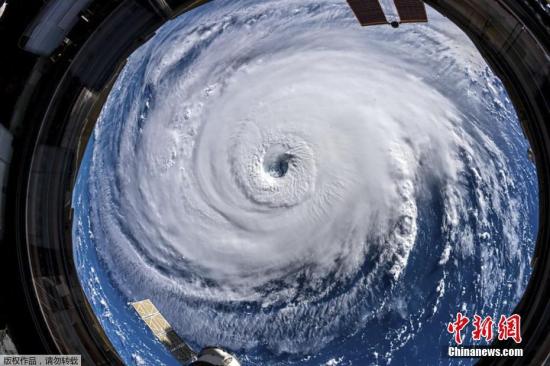 当地时间9月12日，美国国家海洋和大气管理局（NOAA）提供的卫星图像显示，飓风“佛罗伦斯”当日穿过大西洋向美国东海岸挺进，预计将于本周四晚些时候在弗吉尼亚州、北卡罗来纳州和南卡罗来纳州的海岸线附近登陆。